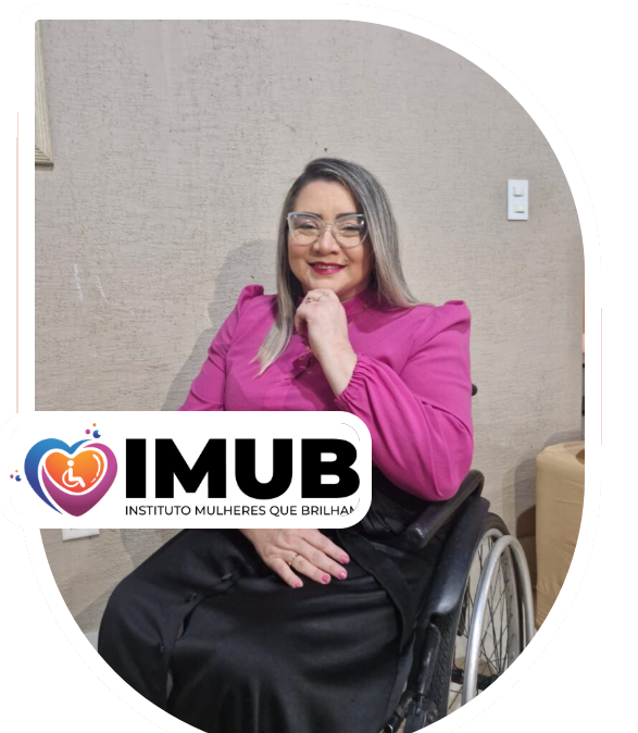 Mulher sorrindo em cadeira de rodas, com o logo do IMUB